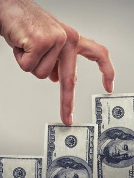 مدير شركة يرفع رواتب موظفيه 