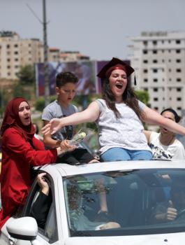 كم عدد طلبة الثانوية العامة الذين حصلوا على 99 فأكثر؟