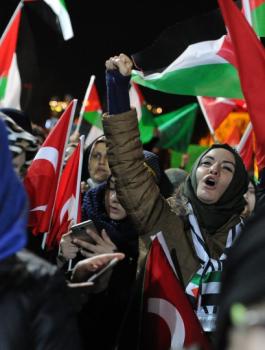 على وقع أناشيد وأغاني الثورة الفلسطينية ..الآلاف يتظاهرون في برلين