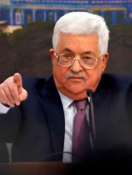 الرئيس عباس والشهيدة عائشة 