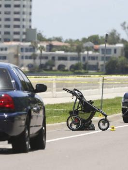 وفاة طفل داخل سيارة والدته 