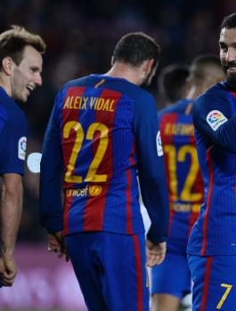 لاعب برشلونة ينتقد قرار ترامب 