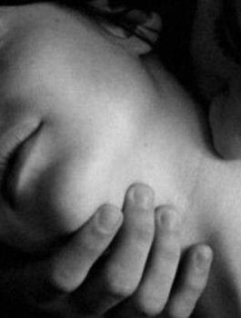 رجل يقتل زوجته بعضة في الرقبة 