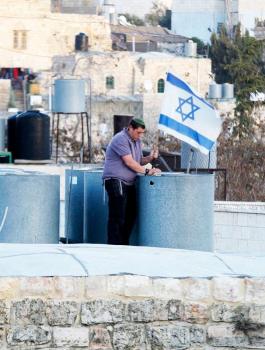 الاستيلاء على منزل فلسطيني في الخليل 