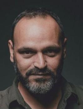 الممثل المسرحي والناشط الاجتماعي، زياد عيتاني