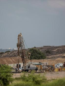 جيش الاحتلال يضع أسلاكاً شائكة داخل حدود قطاع غزة