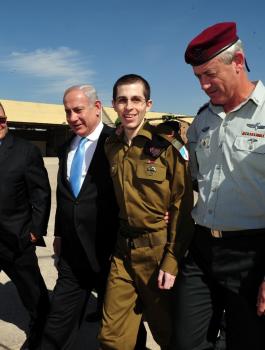 تفاصيل جديدة تكشف عن صفقة الجندي الأسير شاليط