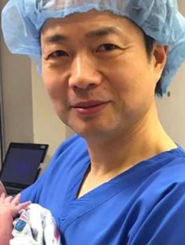 ولادة طفل من ثلاثة اباء 