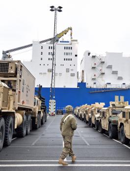 دبابات وآليات عسكرية أميركية تحط في ميناء الأردن