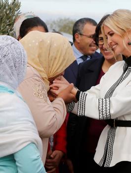 مزارعة مغربية تقبل يدي ايفانكا ترامب 