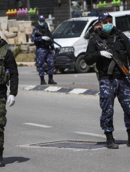 الشرطة توقف شاب وفناة في رام الله 