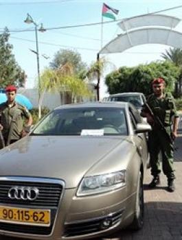 مواطن من جنين يسلم سيارته للشرطة 