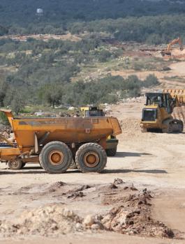 تجريف اراض المواطنين في بيتا بنابلس 