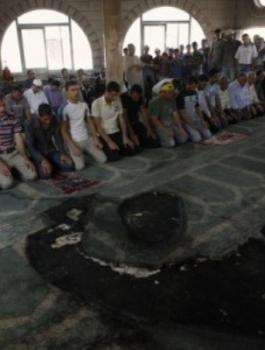 مصلّ يحاول احراق إمام مسجد نابلس  