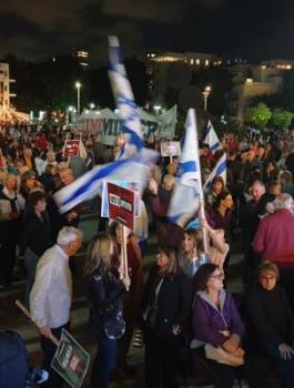 162-022950-thousands-call-netanyahu-resign_700x400