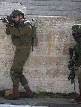 اطلاق النار على شاب فلسطيني في الخليل 