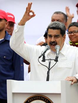 مادورو خلال لقاء جماهيري
