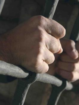 محققو الاحتلال يحاولون خنق أسير خلال التحقيق معه