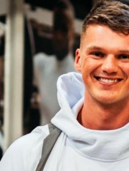 فتى بيتزا يتحول الى ملياردير 