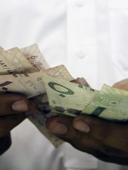 السعودية ترفع رواتب الموظفين المدنيين والعسكريين بـ266 دولار 