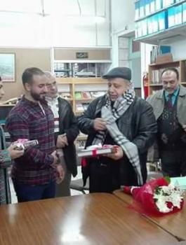 عروسان من نابلس يعقدان قرانهما في مكتبة