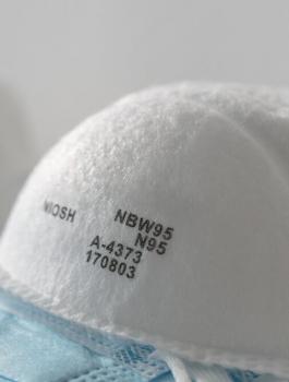 ارتداء الكمامة على الذقن 