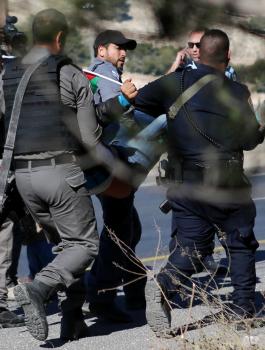 وقفة تضامنية مع الاسرى الفلسطينيين في  باب العامود بالقدس 