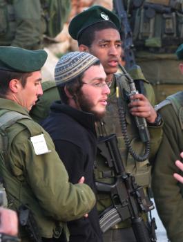 المستوطنون يهاجمون عوريف 