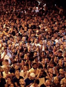 نحو 30 ألف مقدسي يؤدون العشاء بمحيط المسجد الأقصى