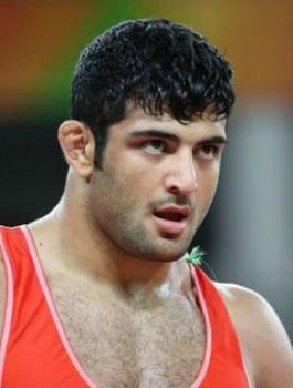 مصارع إيراني يتخلى عن الفوز كي لايواجه لاعبا إسرائيليا