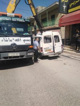 اتلاف مركبات غير قانونية في الخليل 