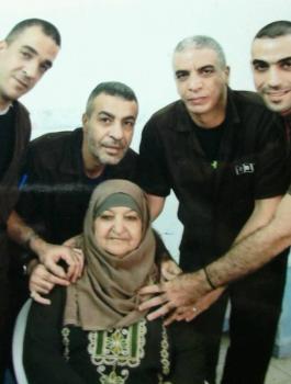 الاحتلال يسلم "خنساء فلسطين" والدة شهيد وأسرى مؤبدات من الأمعري قراراً بهدم منزلها