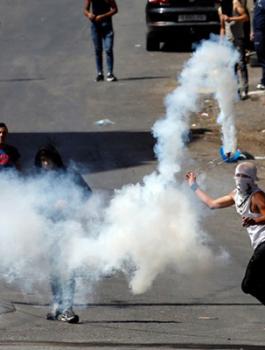 اطلاق قنابل غاز على فلسطينين 