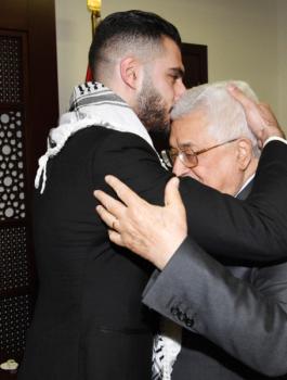 الرئيس عباس والفنان يعقوب شاهين