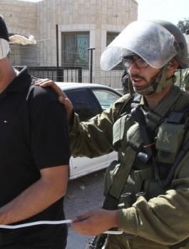 تعذيب أسرى فلسطينيين 