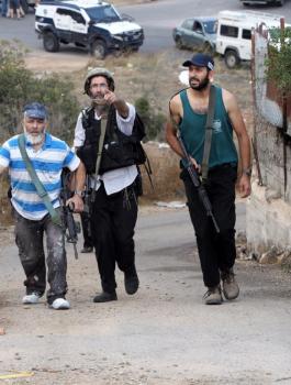 مستوطنون يحاولون السيطرة على اراضي في الخليل 