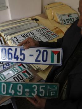 تغيير لوحات السيارات في الضفة وغزة 