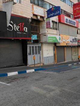 اغلاق محال تجارية مخالفة في الخليل 