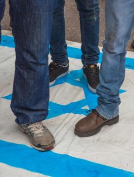 اعتقال شاب فلسطيني لانه قام بالدوس على العلم الاسرائيلي 