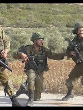 جندي اسرائيلي يقفز فرحا بعد ان اطلق النار على فلسطيني 