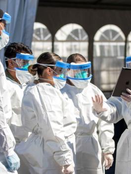 طبيبة امريكية وفيروس كورونا في نيويورك 