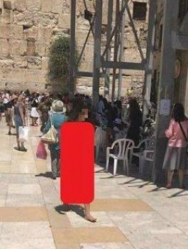 فتاة يهودية تتعرى بالكامل أمام حائط البراق