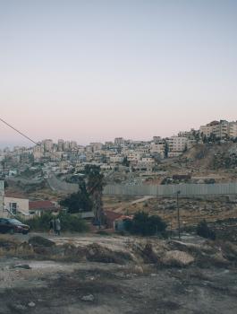 القبض على تاجري مخدرات كانا في طريقهما لبيع مواد مخدرة في عناتا شرق القدس