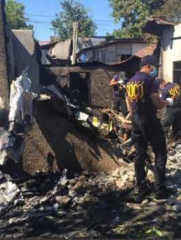 طائرة فلبينية تسقط على منزل وتقتل 7 أشخاص