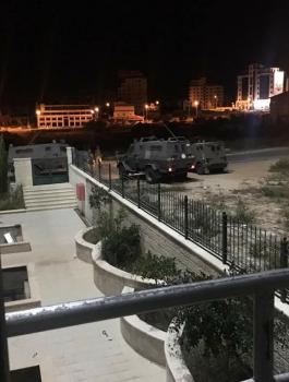 الاحتلال يعتقل 5 شبان ويداهم عمارة سكنية في رام الله