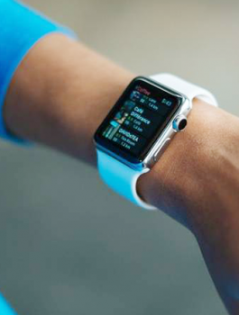 ساعة "آبل" الذكية تنقذ حياة رجل كندي