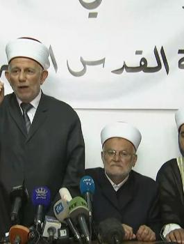 المرجعيات الدينية بالقدس تقرر العودة للصلاة داخل الاقصى  