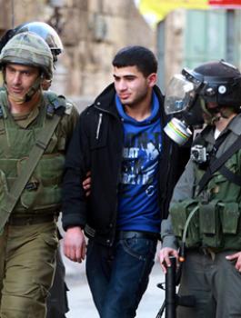 الاحتلال يبعد شقيقين عن الأقصى 