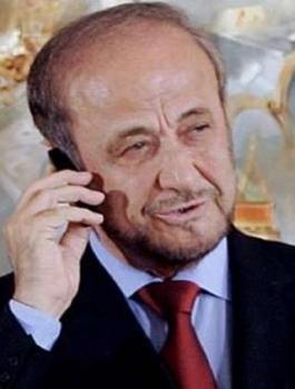 عم  بشار  الأسد يسخر من شائعة وفاته