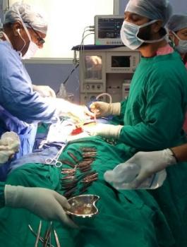 استخراج حديد من داخل بطن مريض 